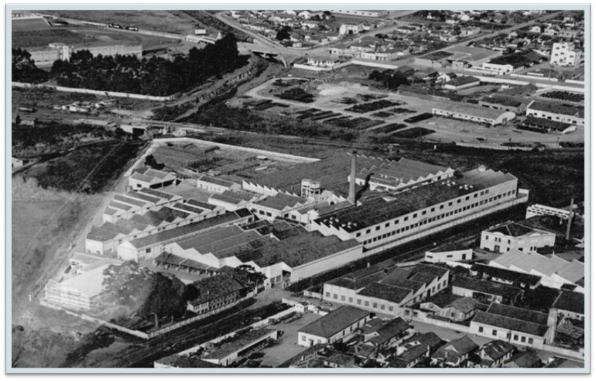 Fotografia antiga da vista aérea da fábrica da Fiat Lux em Curitiba no início dos anos 1930